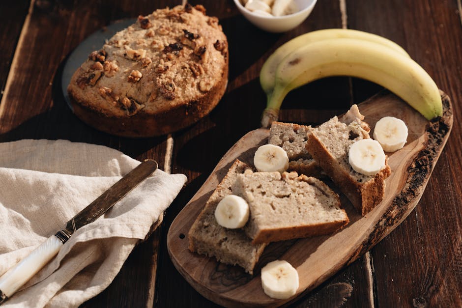 Banana bread tranché avec des noix de pécan torréfiées