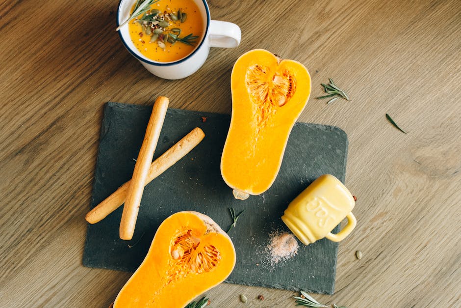Courge butternut coupée en morceaux sur une planche