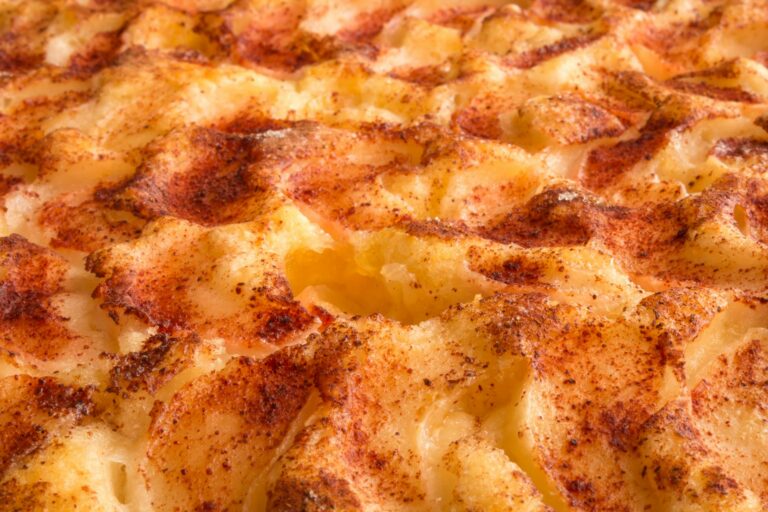 Gratin dauphinois crémeux doré au four dans un plat en terre cuite