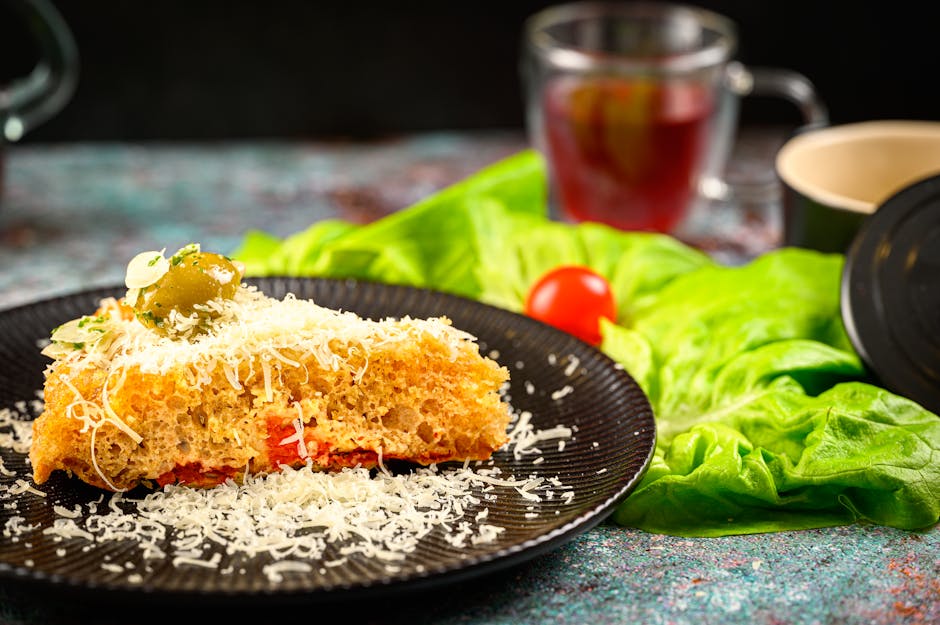 Fromage gruyère râpé avec des tranches de pain rustique