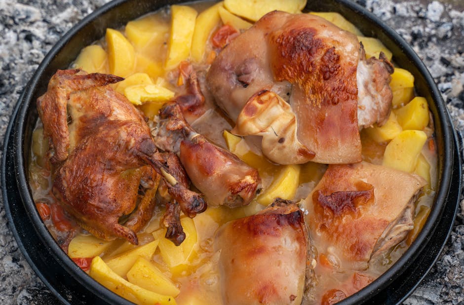 Plat de poulet rôti avec des pommes de terre dorées