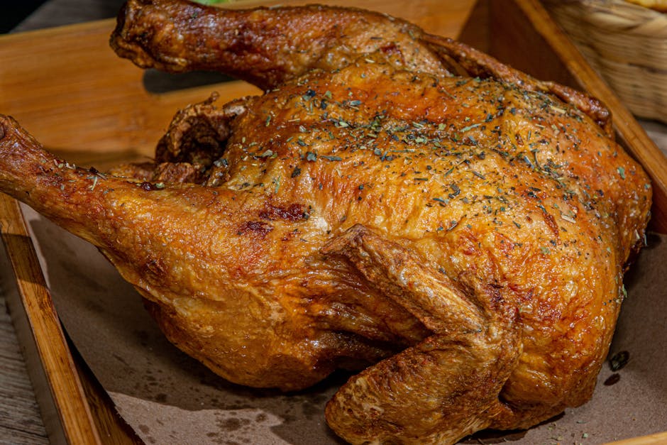 Poulet rôti entier parfaitement doré sur un plat