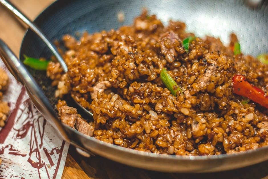 Riz sauté aux légumes dans un wok, cuisine anti-gaspi