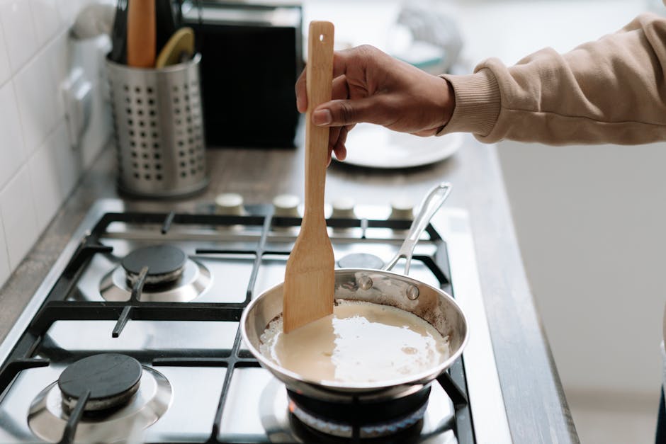 Sauce blanche en préparation dans une casserole