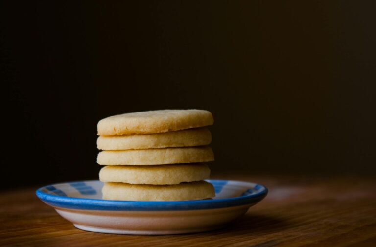 Shortbread écossais traditionnel en forme de fingers dorés sur une grille de refroidissement