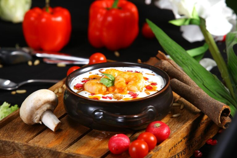 Soupe à l'oignon gratinée avec fromage doré et croûton de pain dans un bol en grès