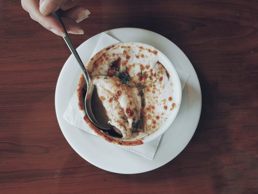 Bol de soupe à l'oignon avec gruyère gratiné doré