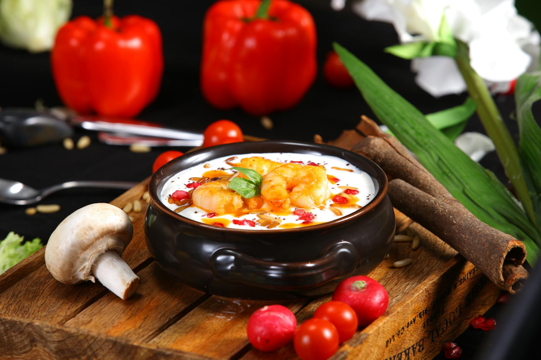 Soupe à l'oignon gratinée avec fromage doré et croûton de pain dans un bol en grès