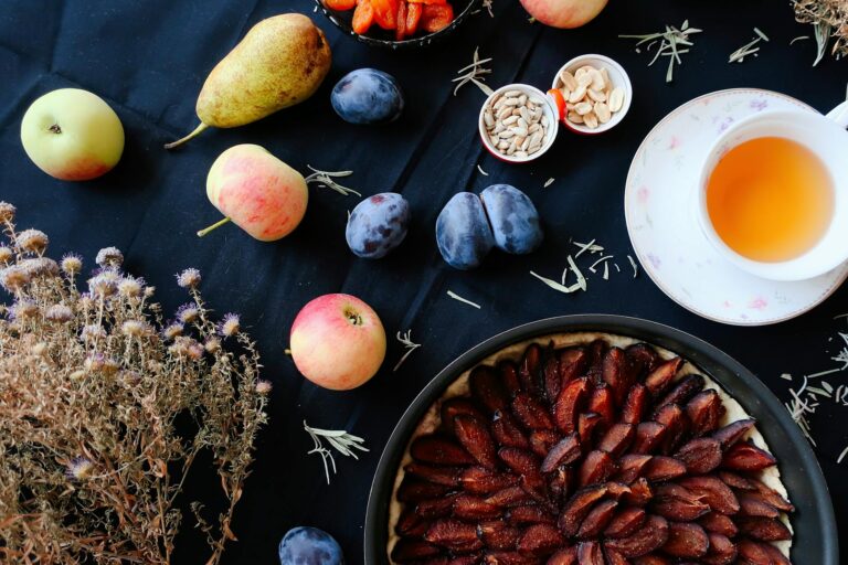 Tarte Tatin aux pommes caramélisées retournée sur une assiette de service