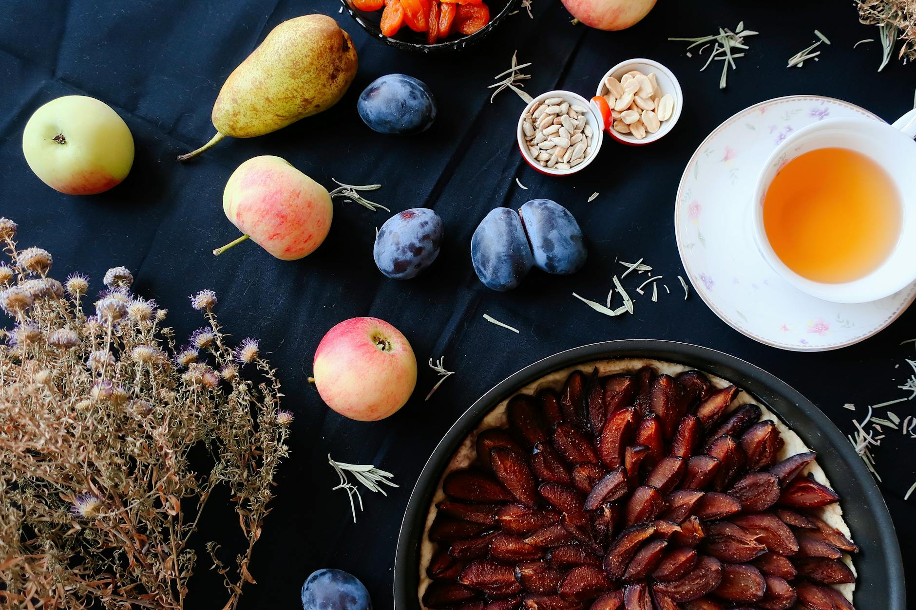 Tarte Tatin aux pommes caramélisées retournée sur une assiette de service