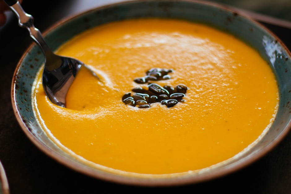 Bol de velouté de butternut garni de noisettes torréfiées
