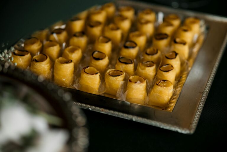 Truffes au chocolat et whisky écossais disposées sur un plateau avec un verre de whisky